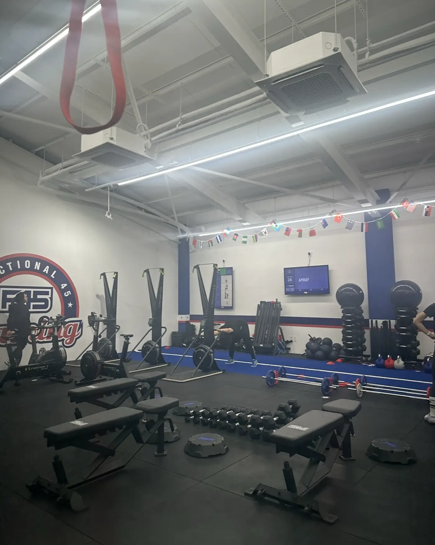 F45 정자점 45분 세션 진행 중인 스튜디오와 AMRAP 타이머