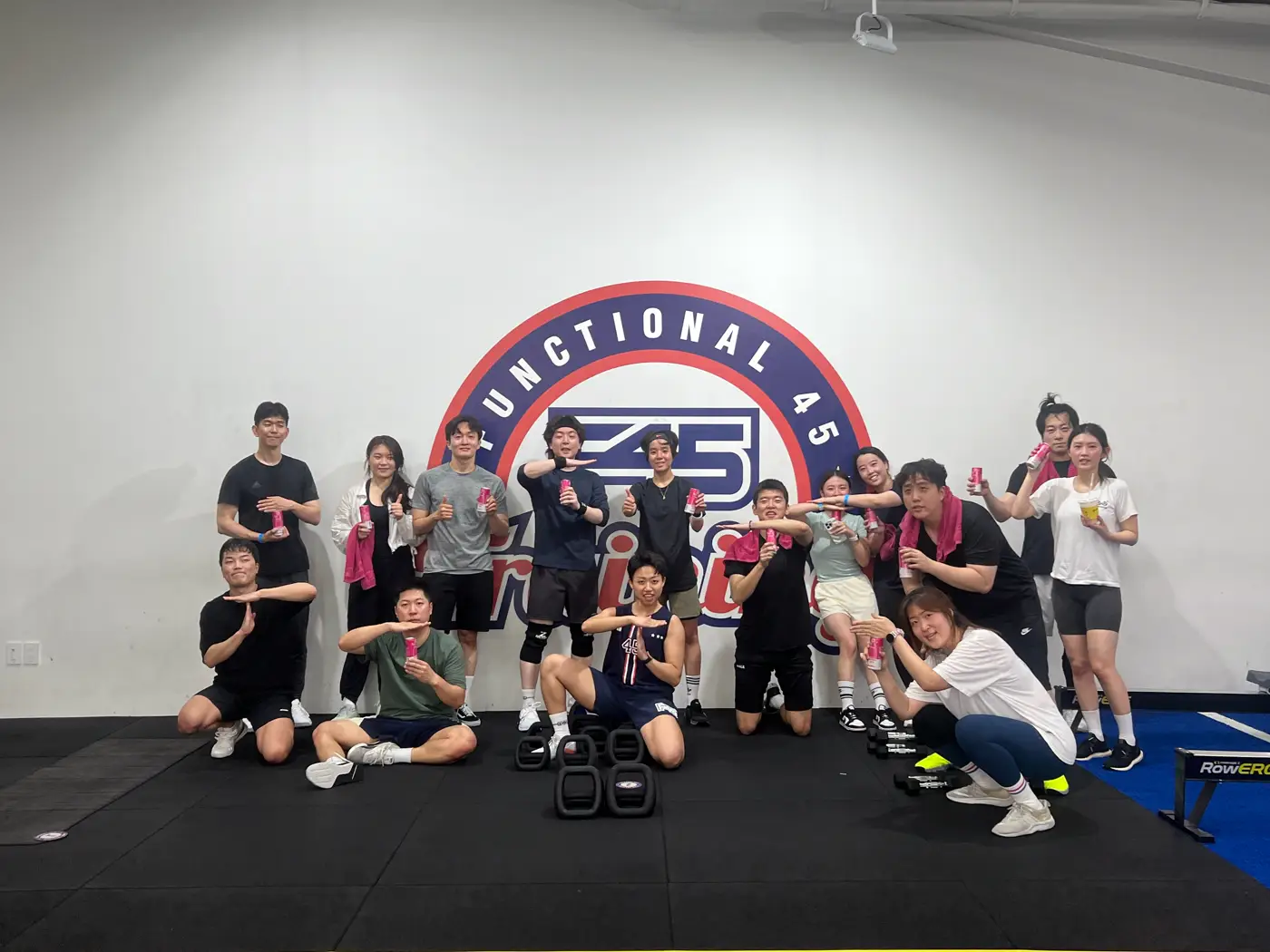 F45 정자점 회원과 코치 단체 사진