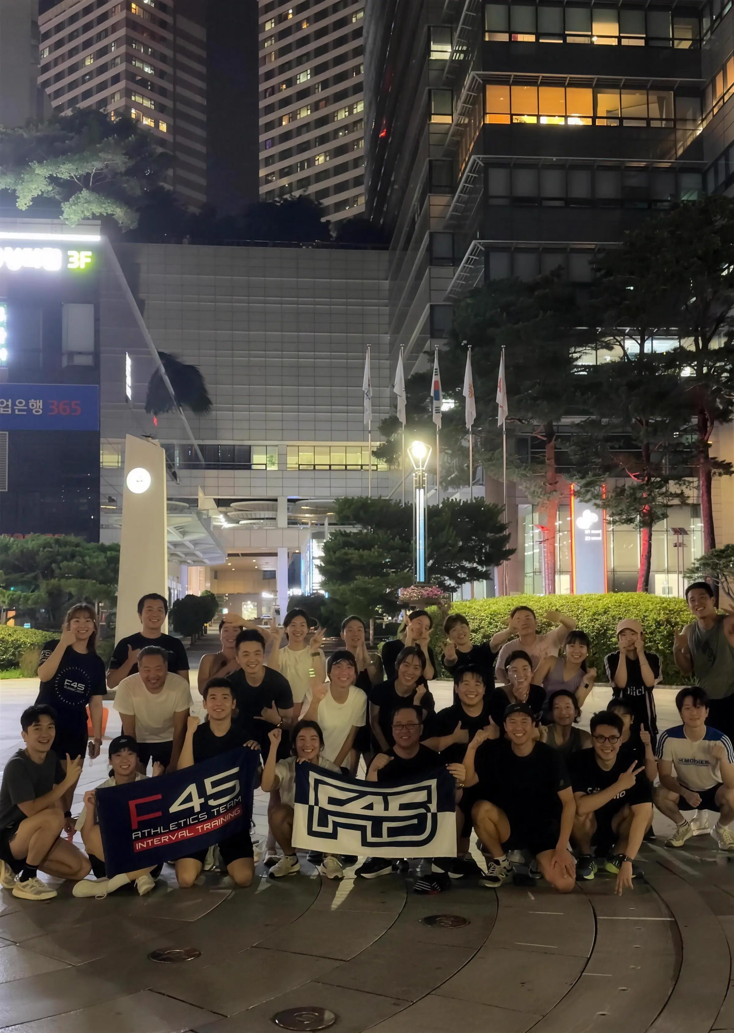 수업을 마치고 정자동 거리에 모인 F45 정자점 회원들